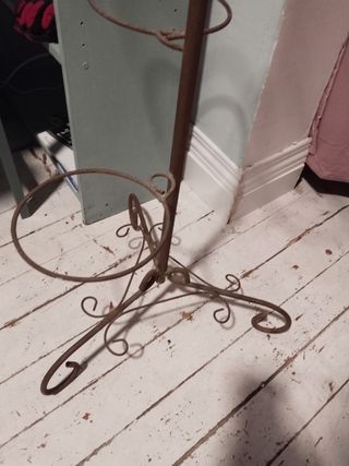 Torre jardinera vintage de hierro, resistente.