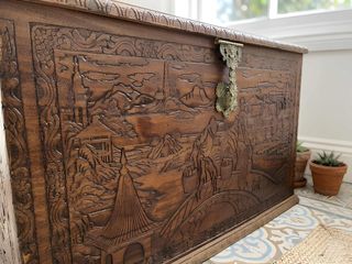 Baúl Antiguo Tallado Madera y Metal