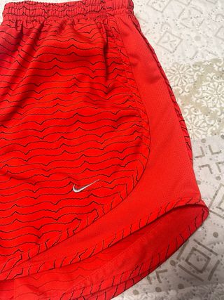 Shorts deportivos Nike mujer rojos