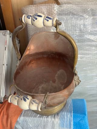 Vaso porta cenere in rame con decorazioni