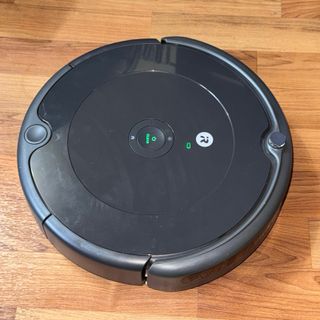 iRobot Roomba 692 Robot Aspirador con conexión Wi\-Fi, Sistema de Limpieza en Tres Fases, Sugerencias Personalizadas, Compatible con tu Asistente de Voz, Color Negro