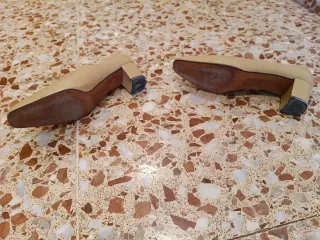 Zapatos de salón Krimson by Looky beige