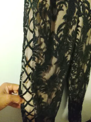 Mono de fiesta beige y negro, entrega en manos.