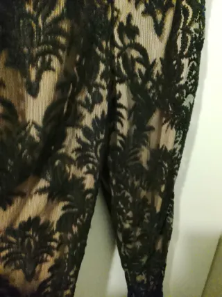 Mono de fiesta beige y negro, entrega en manos.