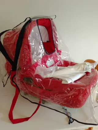 Carrito de bebé rojo