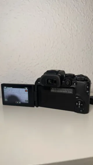 Cámara Canon EOS R10 con accesorios