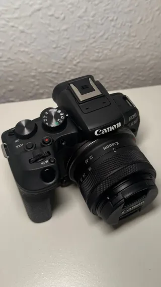 Cámara Canon EOS R10 con accesorios