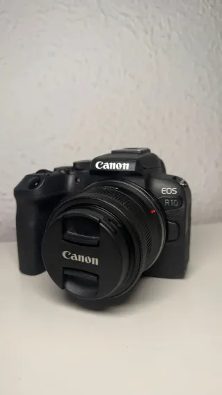 Cámara Canon EOS R10 con accesorios