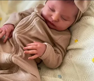 Muñeca bebé realista, incluye chupete y biberon