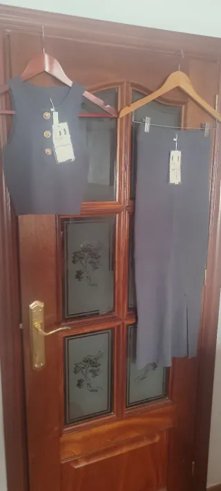 Conjunto gris top y falda a estrenar.