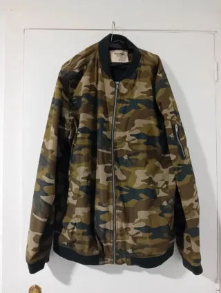 Chaqueta bomber camuflaje Pull&Bear Talla M