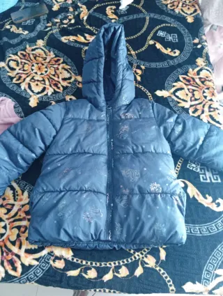 Sudadera niña tie-dye con parches