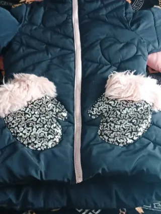 Sudadera niña tie-dye con parches