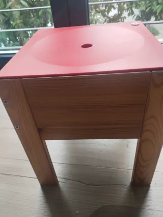 Taburete bajo madera y plástico con almacenaje