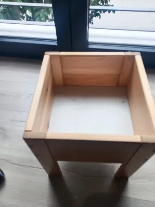 Taburete bajo madera y plástico con almacenaje