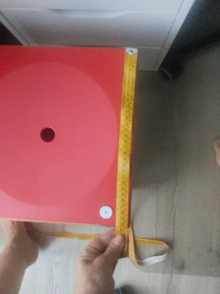 Taburete bajo madera y plástico con almacenaje