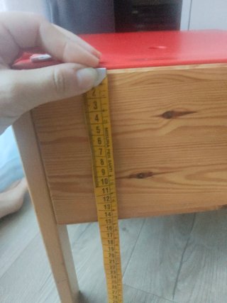 Taburete bajo madera y plástico con almacenaje