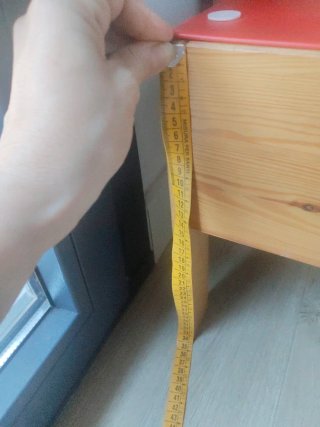 Taburete bajo madera y plástico con almacenaje