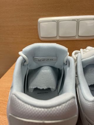Zapatillas grises y blancas