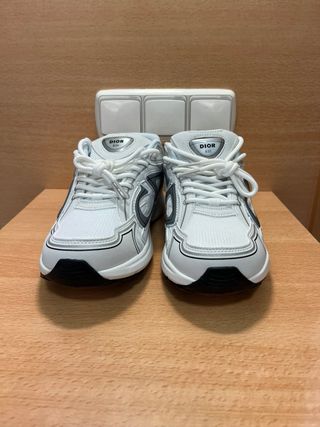 Zapatillas grises y blancas
