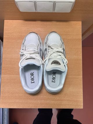 Zapatillas grises y blancas