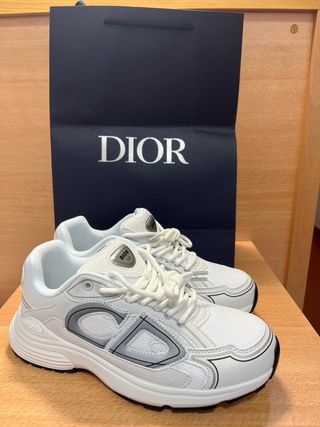 Zapatillas grises y blancas