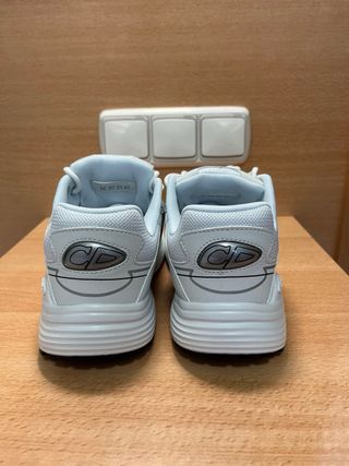 Zapatillas grises y blancas