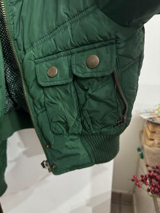 Chaqueta acolchada verde con capucha
