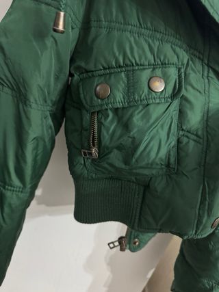 Chaqueta acolchada verde con capucha