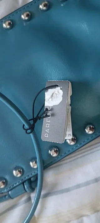 Bolso Parfois azul con tachuelas y tarjetero Nuevo