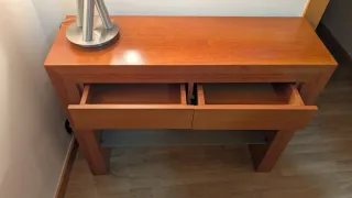 Recibidor de madera con espejo