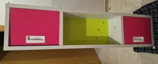 Estantería pared niña rosa y verde