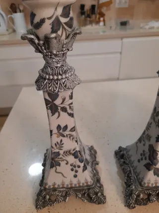 Jarrón y candelabros de cerámica pintada