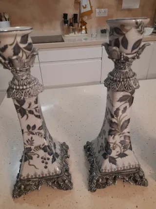 Jarrón y candelabros de cerámica pintada