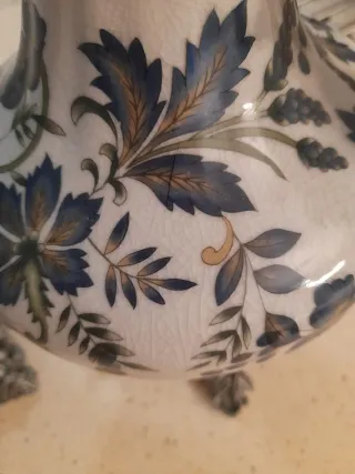 Jarrón y candelabros de cerámica pintada