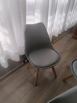 Sillas de comedor grises y madera