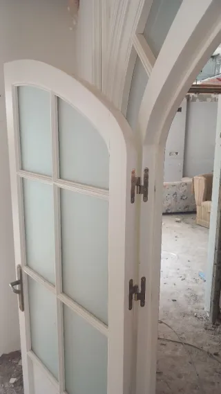 Puerta madera con cristales