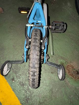 Bicicleta infantil azul con ruedines