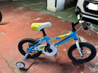 Bicicleta infantil azul con ruedines