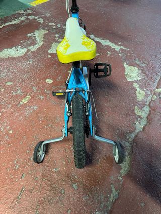 Bicicleta infantil azul con ruedines