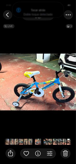 Bicicleta infantil azul con ruedines