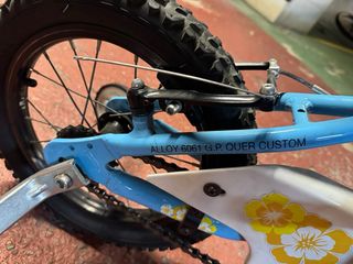 Bicicleta infantil azul con ruedines