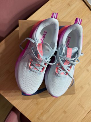 Asics Novablast 5 Mujer Talla 39 NUEVAS. 1 uso!