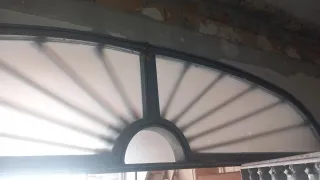 Puerta de forja con arco