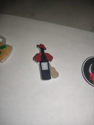 Pines y Llaveros Feria personalizados