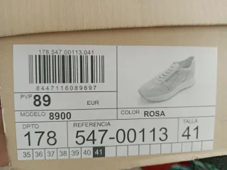 Zapatillas rosas con cremallera y cordones.