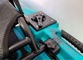 Kayak de pesca azul  propulsado a pedales