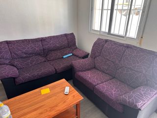 Sofá de tela morado y negro