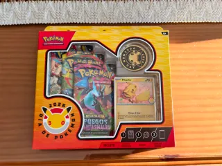 Caja Pokémon Day 2026 con Moneda y Carta