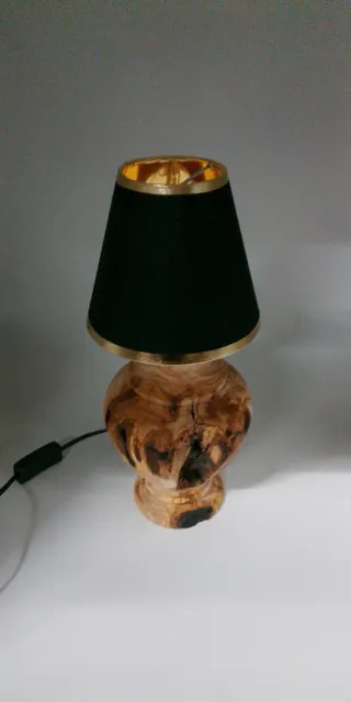 Lampada da tavolo in legno di ulivo